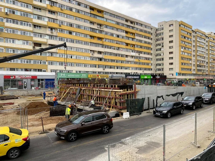 Mașinile în zonă circulă bară la bară