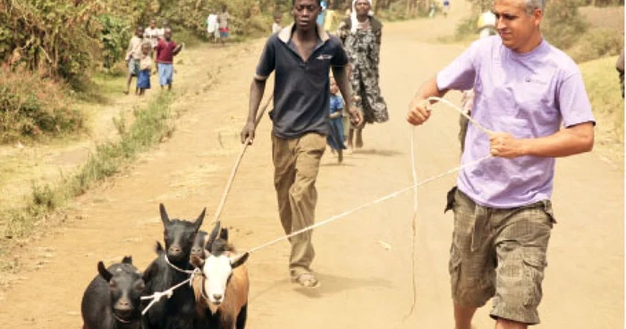 Daniel Ţecu, aici în Uganda, a participat ca voluntar în mai multe proiecte umanitare