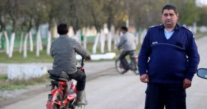 Timişoara: EXCLUSIV Poliţistul din satul care stă pe un butoi de pulbere merge cu prietenii la intervenţii