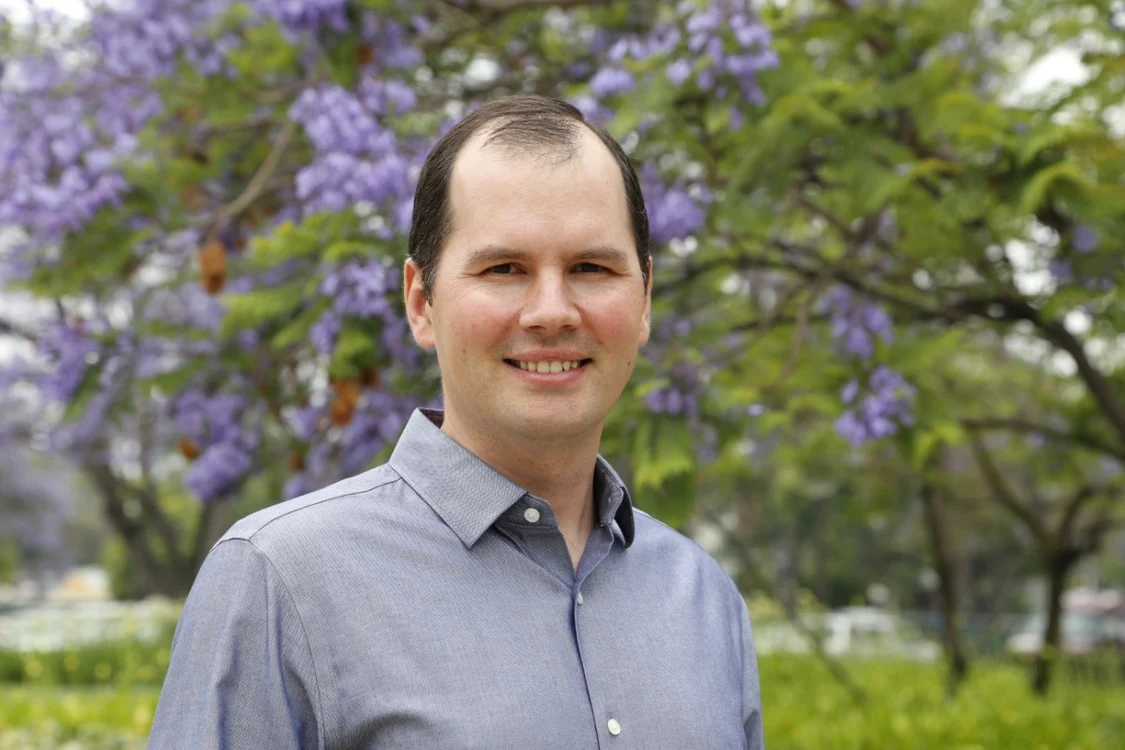 Andrei Faraon e licenţiat în fizică la Caltech şi are un doctorat la altă universitate celebră, Stanford