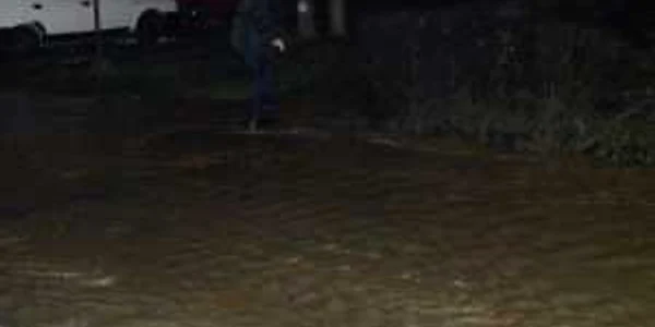 Clujenii au trecut cu greu pe trotuarele inundate 