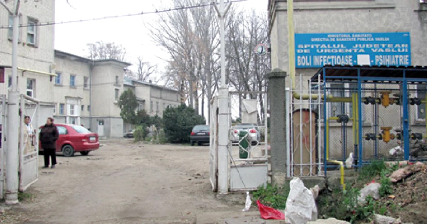 La intrarea în Secţia de Boli Infecţioase-Psihiatrie Vaslui sunt grămezi cu moloz şi gunoaie