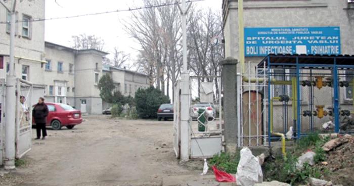 La intrarea în Secţia de Boli Infecţioase-Psihiatrie Vaslui sunt grămezi cu moloz şi gunoaie