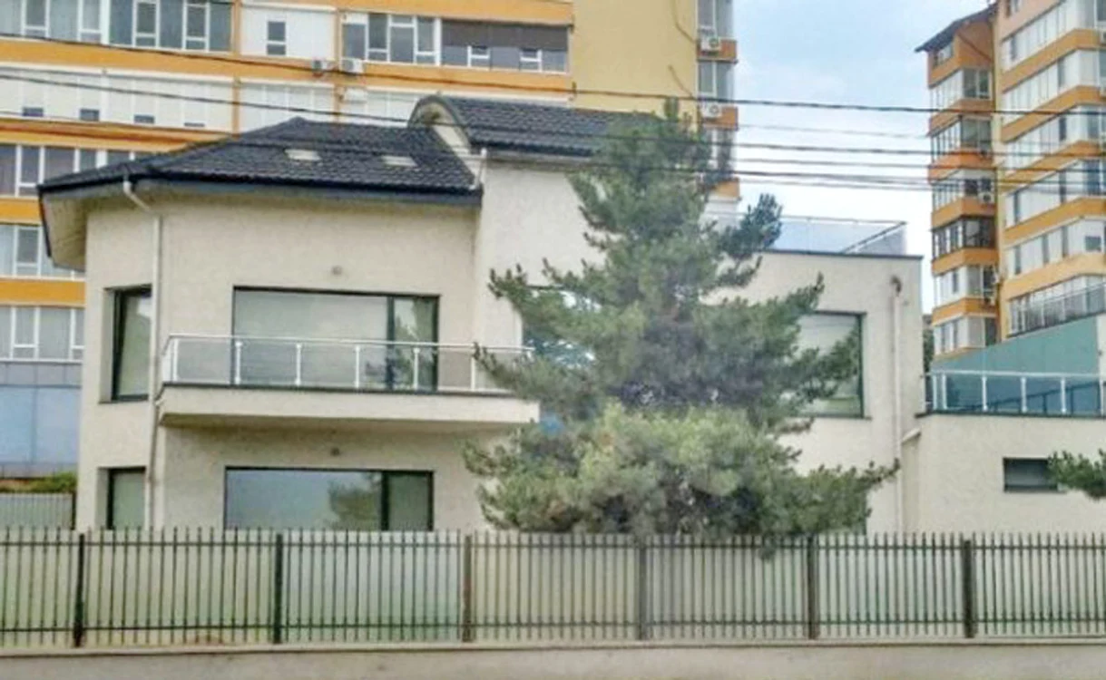 
    Vila proxenetului,  construită într-o  zonă exclusivistă  din Galaţi Foto: adevaraul.ro  