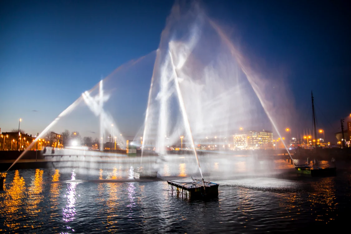 Vasul fantomă e o hidrohologramă a unei ambarcațiuni de epocă (foto: designboom.com)