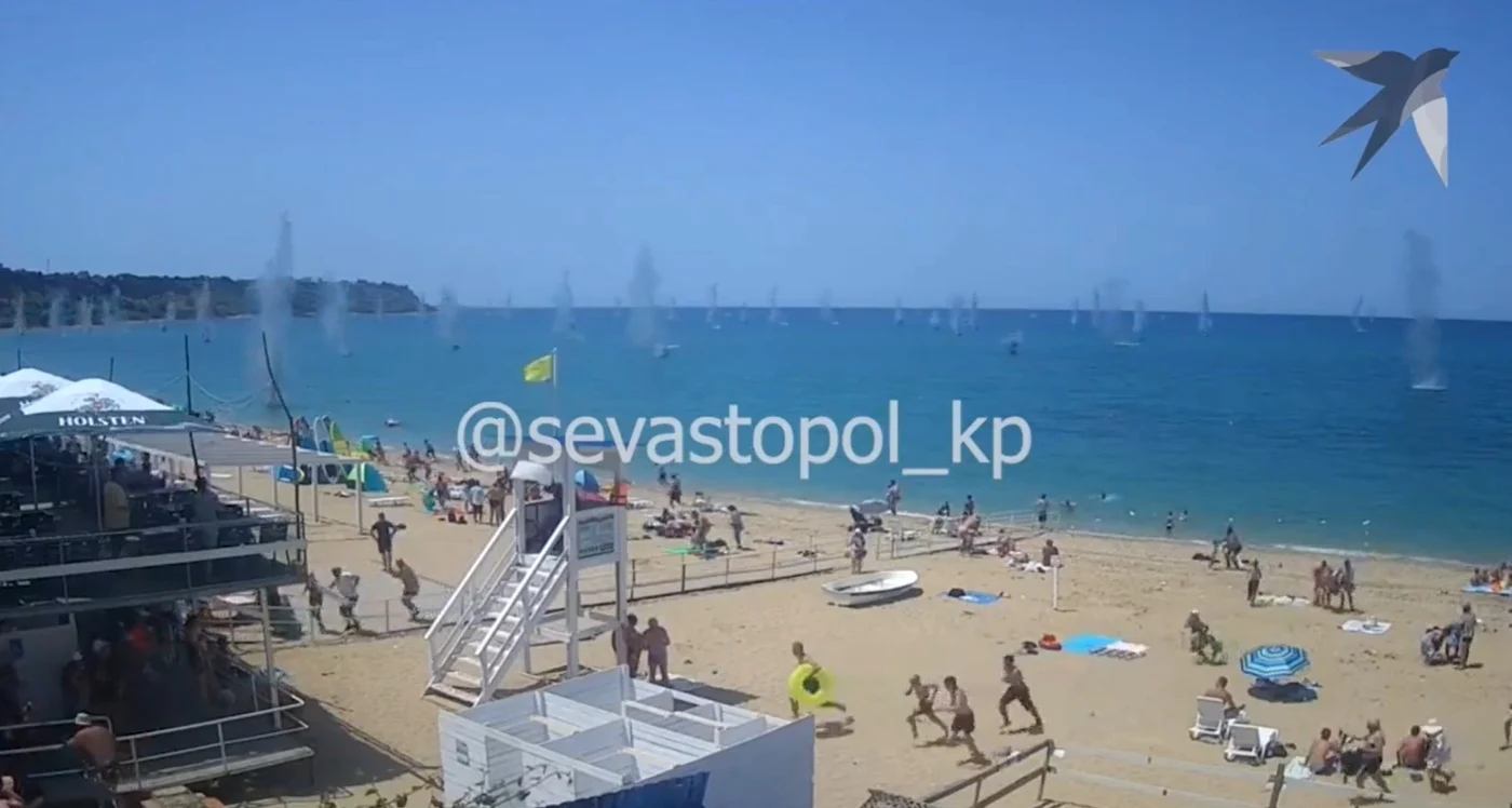 Mai mulți ruși au murit, și alții 100 răniți, pe o plajă din Crimeea. FOTO captură  Status-6 (X)