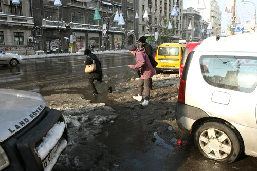 piata romana s-a transformat intr-o balta enorma