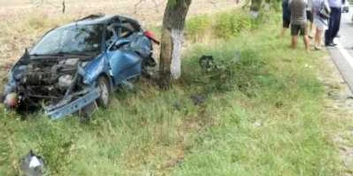 Maşina s-a oprit într-un copac de pe marginea drumului (foto - arhivă)