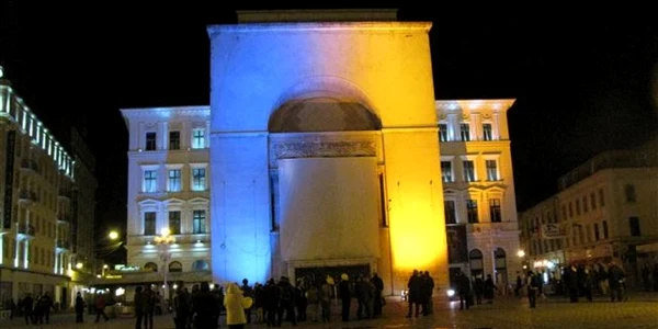 Opera a fost "vopsită" în galben şi albastru