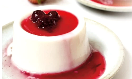 panna cotta cu gem de capsuni jpg