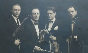 Cvartetul format din C. Bobescu – vioară secundă, Ciolan – violă, Brevimann – violoncel (© Muzeul Municipiului București)