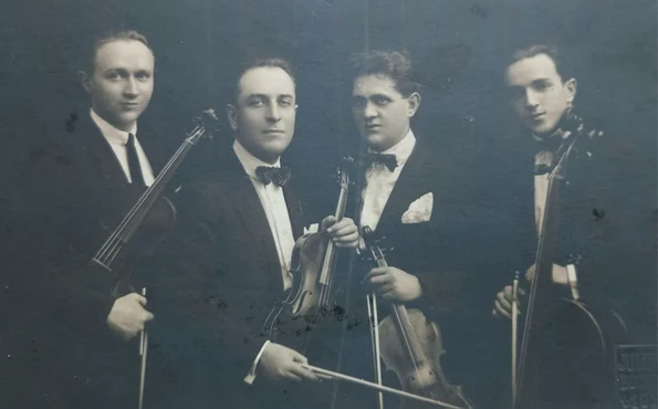 Cvartetul format din C. Bobescu – vioară secundă, Ciolan – violă, Brevimann – violoncel (© Muzeul Municipiului București)
