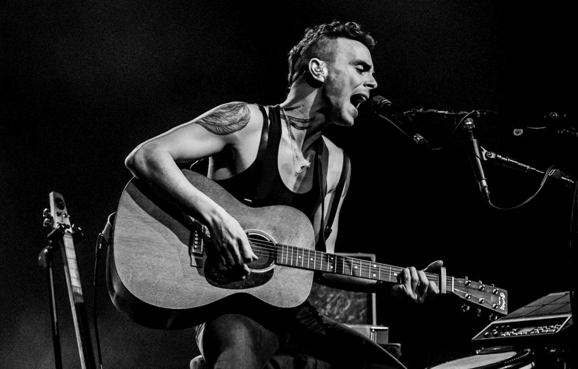 Artistul israelian Asaf Avidan,a devenit faimos cu hit-ul ”One Day” FOTO: Facebook/Asaf Avidan
