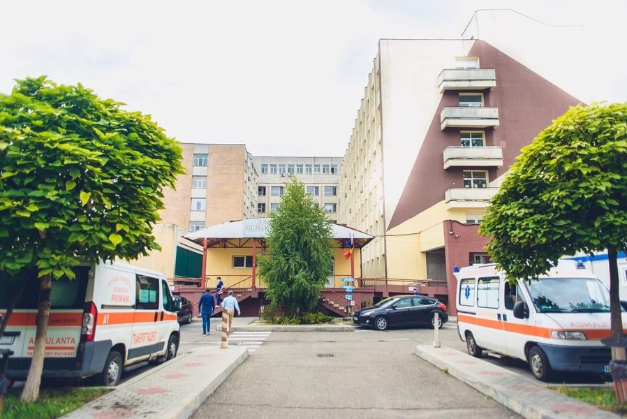 Un pacient s-a aruncat de la etaj, la spitalul din Roman. Suferea de o boală incurabilă