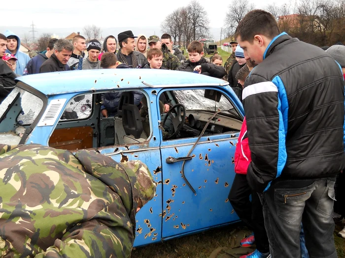 Elevii au vazut pe viu cum se „ciuruieşte“ un Trabant în câteva secunde