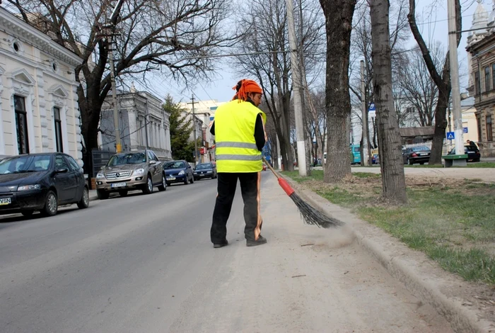 De la anul, primarul Dragomir vrea să înlocuiască măturile cu maşini automate pentru curăţarea străzilor  FOTO Florentin Coman