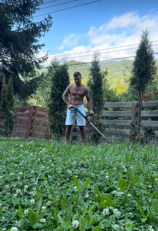 Valentin Sanfira la bustul gol în grădină/ sursa Instagram