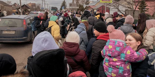 Razboi in Ucraina refugiati 6-7 martie 2022  soldati incendiu FOTO Profimedia