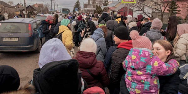 Razboi in Ucraina refugiati 6-7 martie 2022  soldati incendiu FOTO Profimedia