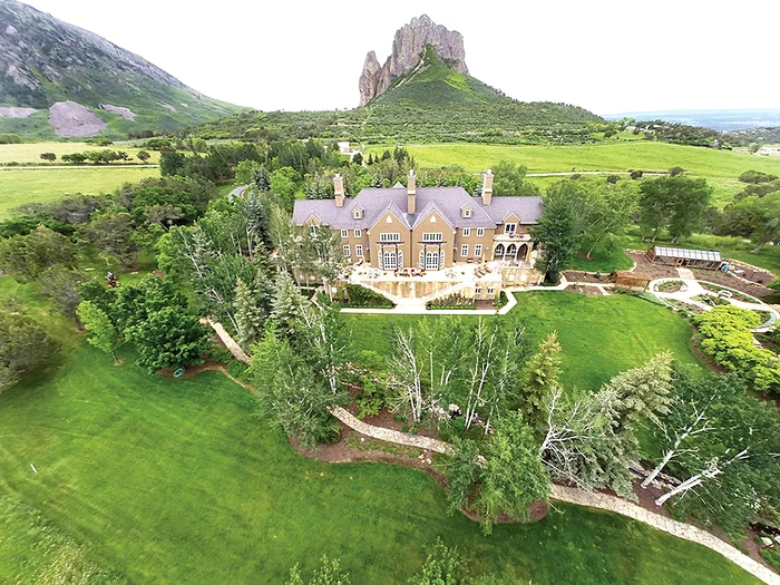 Ferma, evaluată la 8 milioane de dolari, se întinde pe o suprafaţă de 10 hectare