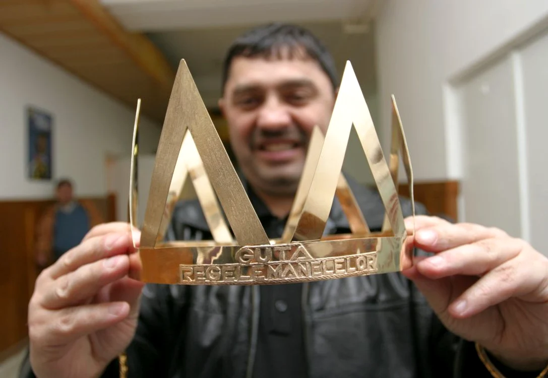 
    În urmă cu câţiva ani, Nicolae Guţă cu păr şi mustaţă a primit drept cadou o coroană de "rege al manelelor"Arhiva Click!  