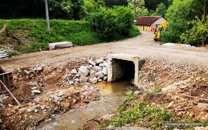 Intersecţia dintre DJ 687F Govăjdia - Lelese (stânga) şi drumul spre Ghelari, în şantier (dreapta). FOTO: Daniel Guţă.