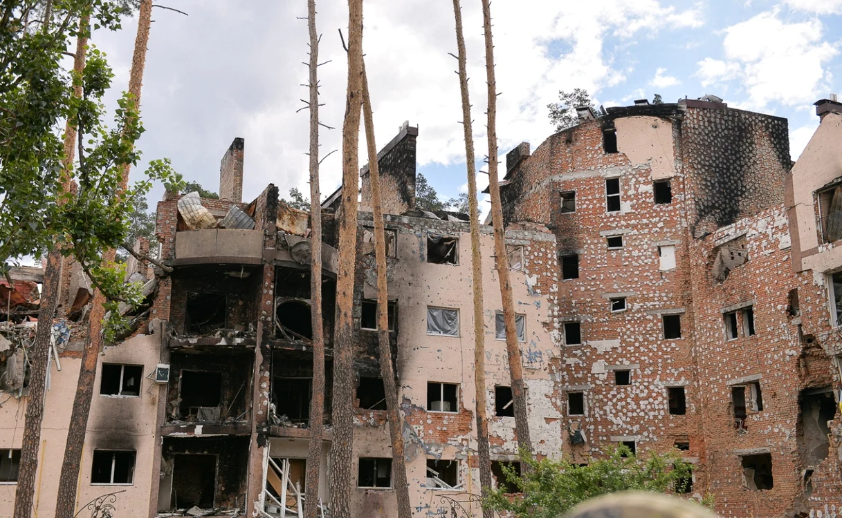 Locuinţe distruse de bombardamentele ruse în Irpin