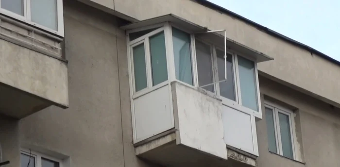 Balconul de la etajul patru al unui bloc din Râmnicu Vâlcea de unde un bărbat s-a aruncat în gol cu copilul său în braţe Foto Adevărul