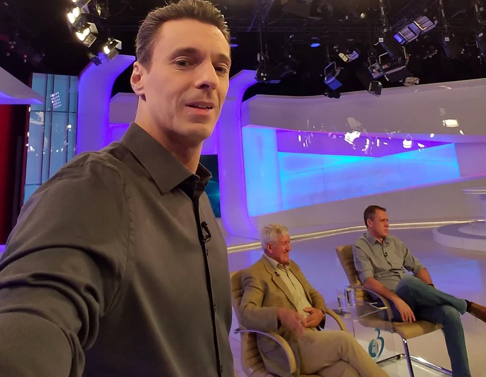
    Mircea Badea a fost pus pe glumeFoto: captură video  