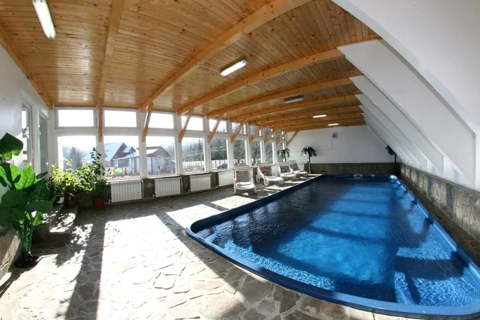Piscină interioară, cu peisaj de munte FOTO Pensiunea Maria Predeal
