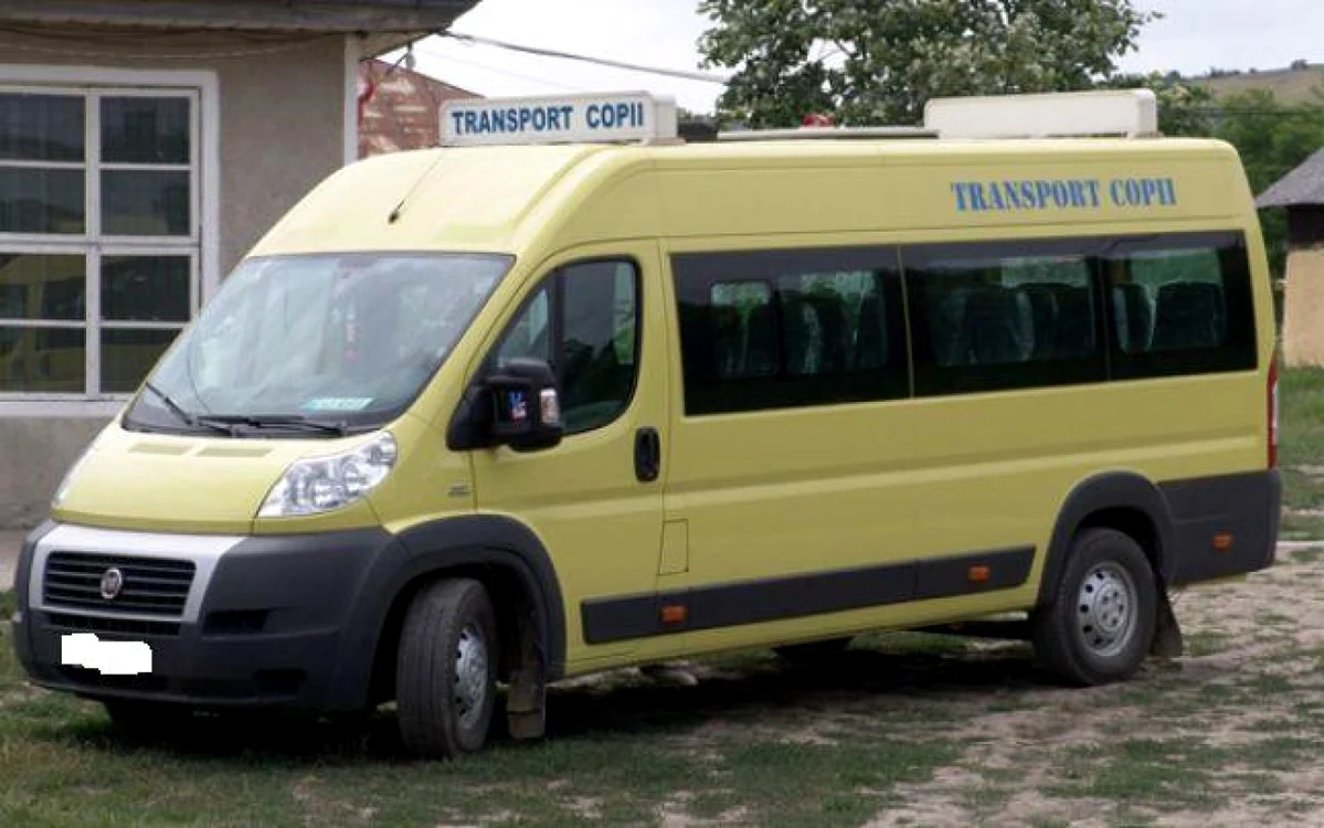 Cele două microbuze şcolare ale elevilor din Ciocârlia şi Cotorca au fost trase pe linie dreapta FOTO: adevarul.ro