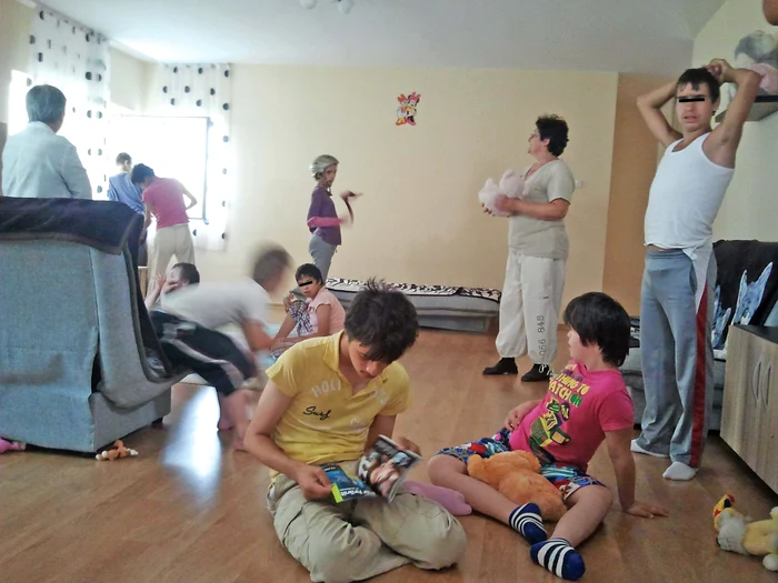 12 copii cu diverse deficienţe sunt monitorizaţi de trei îngrijitoare