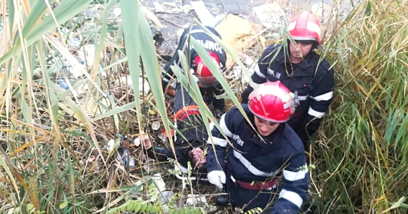 Femeia a fost scoasă la suprafaţă de specialişti FOTO ISU Bucureşti