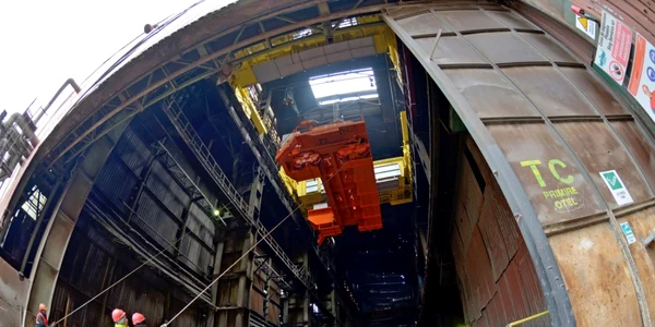Montarea unor componente ale utilajului de la ArcelorMittal FOTO AM Galaţi