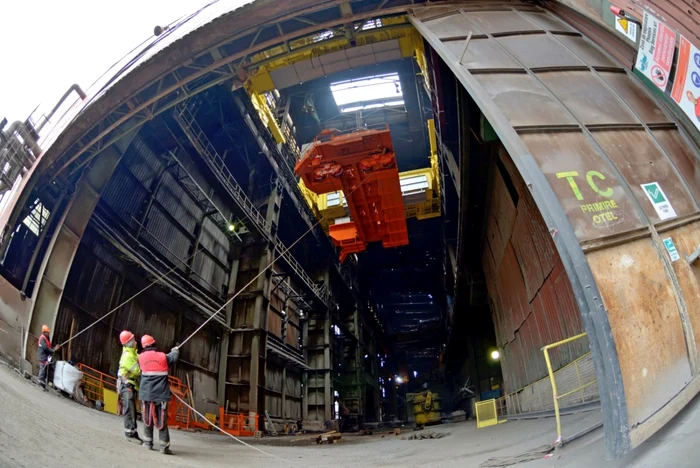 Montarea unor componente ale utilajului de la ArcelorMittal FOTO AM Galaţi