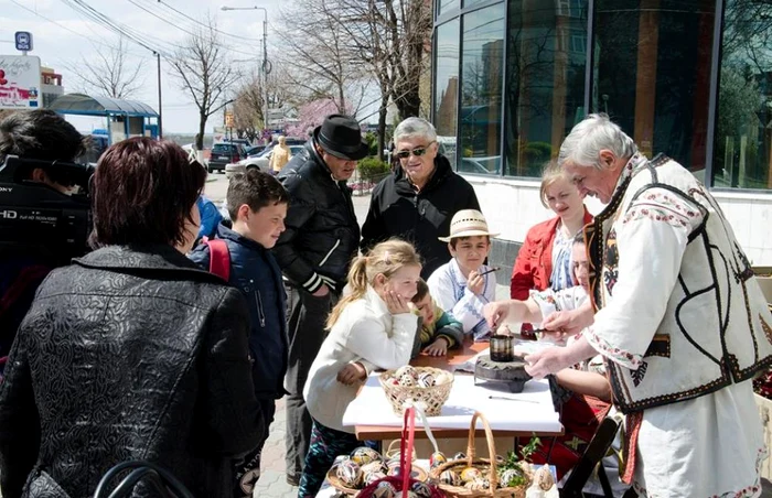 Atelierul s-a desfăşurat anul trecut chiar pe trotuar, în faţa Bibliotecii Judeţene. FOTO Adevărul