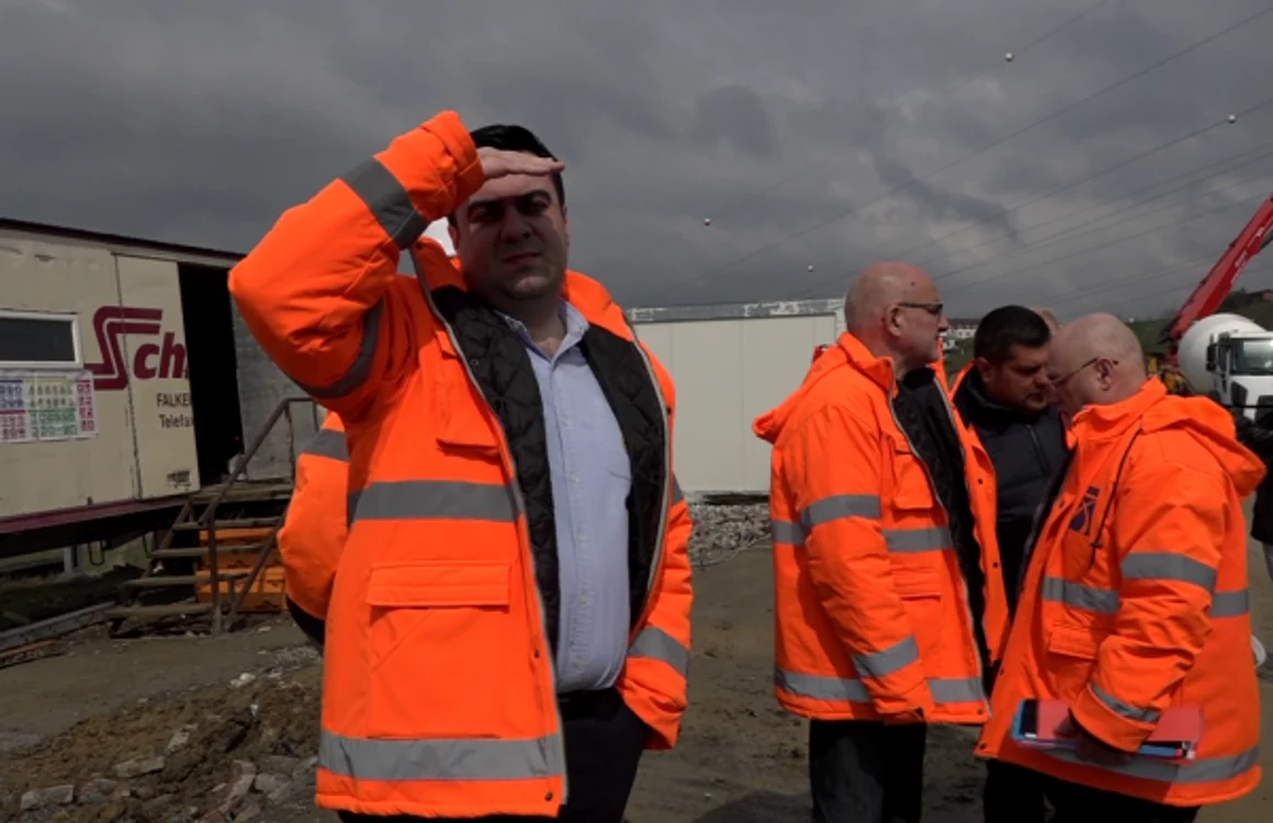 Ministrul Transporturilor, Răzvan Cuc, pe şantierul şoselei de centură a Sucevei FOTO: Oana Şlemco