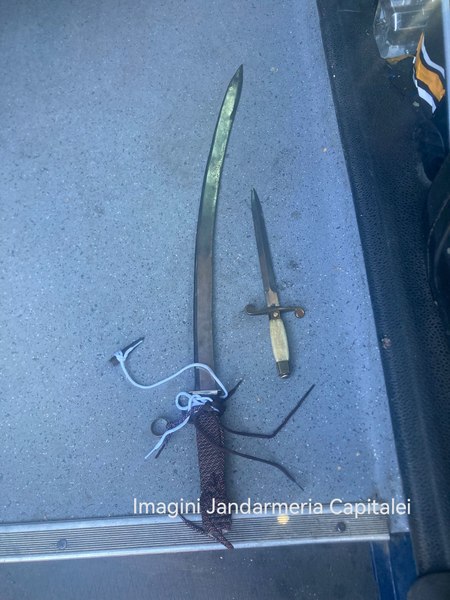 Un bărbat care purta ostentativ o sabie şi un cuţit a fost reţinut în Capitală şi predat poliţiştilor