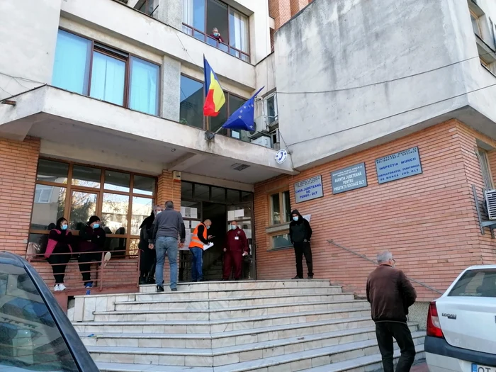 La triajul de acces în clădire nevaccinaţii au „picat“ FOTO: Alina Mitran