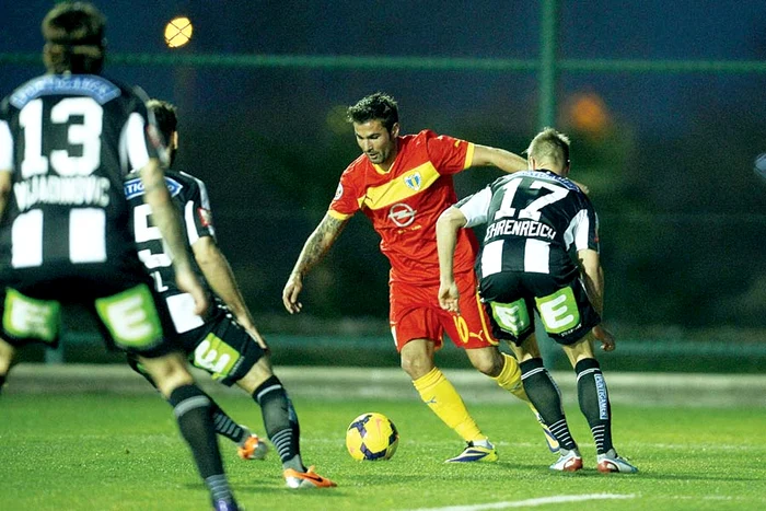 Mutu l-a stropit cu şampanie pe preşedintele executiv al clubului, Alexandru Crângu (Fotografii: fcpetrolul.ro)