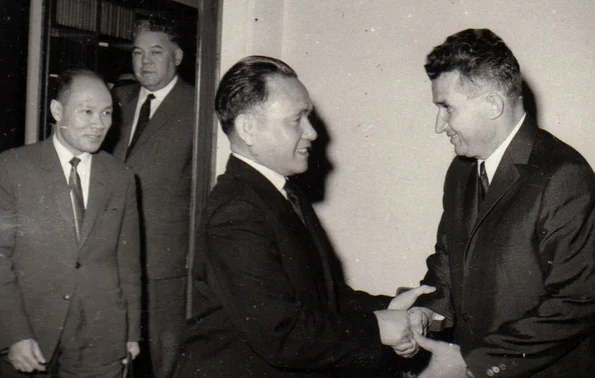 Delegație vietnameză, condusă de vicepremierul Le Thanh Nghi, în vizită în România (© „Fototeca online a comunismului românesc”, cota: 441/1966)