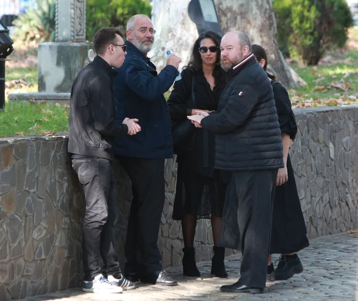 Matei (stânga) şi Maria, cei doi copii ai nepotului Tamarei Buciuceanu, extrem de trişti la înmormântare