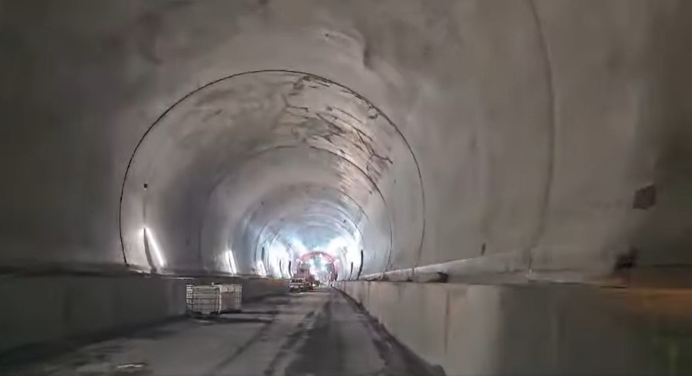 Cum arată primul tunel forat de pe o autostradă din România. A fost botezat „Daniela” și este aproape finalizat