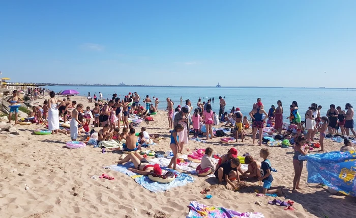 Plajă pe litoralul românesc FOTO: Călin Gavrilaș