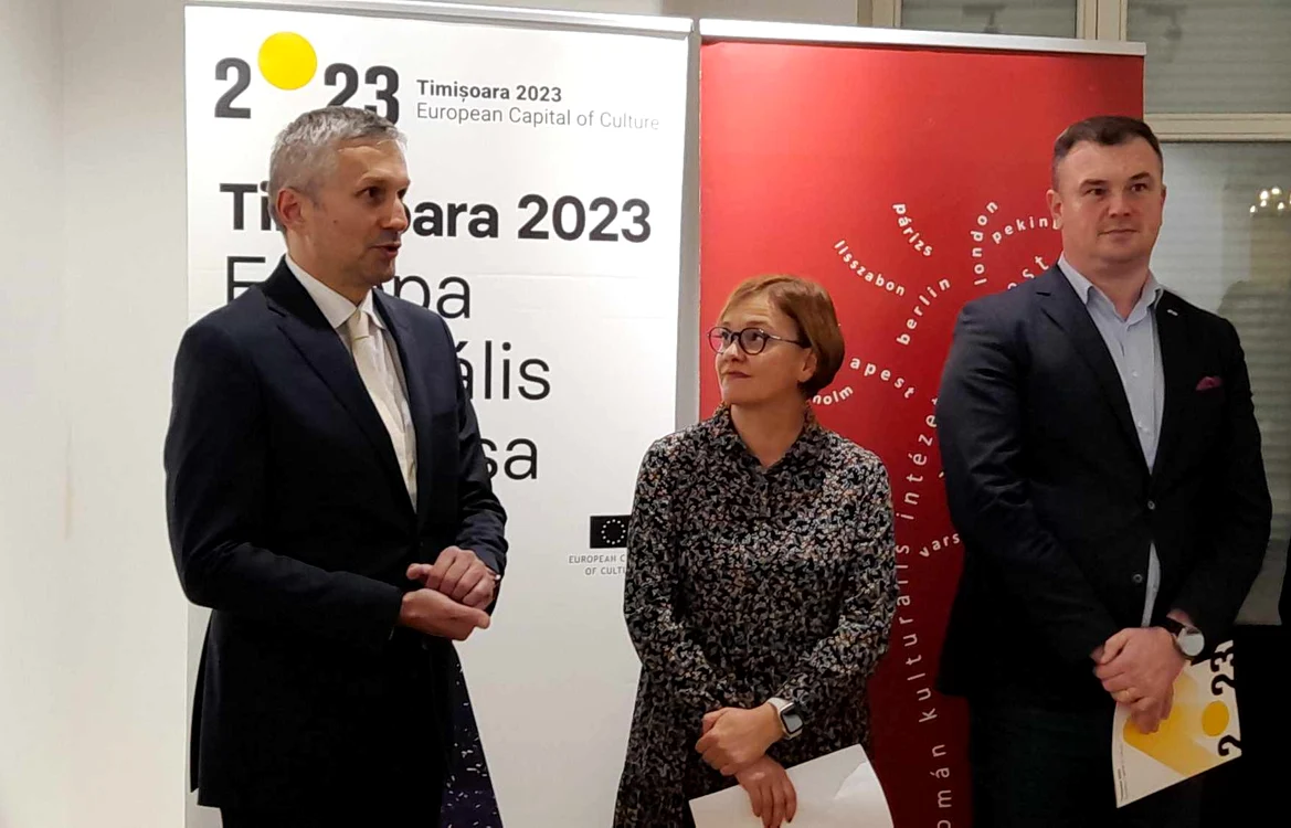 Gabriel Șopandă, Iulia Anghel și Ovidiu Megan la ICR Budapesta FOTO Ștefan Both