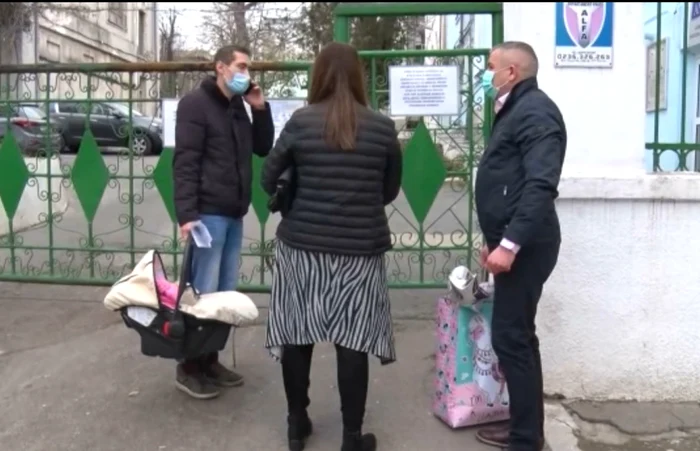 Bebeluşul a fost scos din spital de tată şi naşi