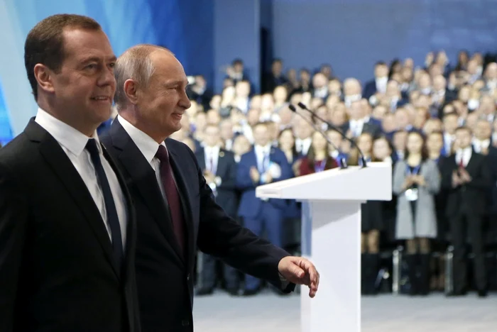 Campanie de imagine pentru Vladimir Putin (al doilea din fotografie), surprins zâmbind alături de Dmitri Medvedev la Congresul anual al partidului „Rusia Unită“ FOTO EPA-EFE