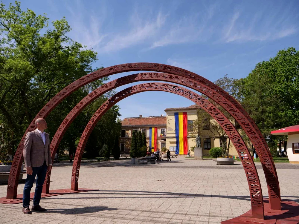 Primarul Darius Postelnicu lângă monumentul care va fi inaugurat 