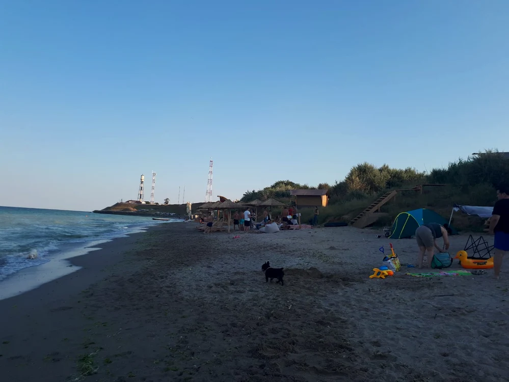 Deși n-au voie, tinerii  își instalează corturile  pe nisip, la câțiva pași  de muzica valurilor 