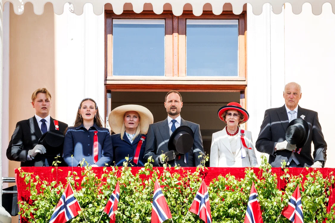 Prințul Sverre Magnus, Prințesa Ingrid Alexandra, Prințesa Mette Marit, Prințul Haakon, Regina Sonja și Regele Harald al Norvegiei GettyImages 2215543818 jpg